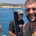 Veljko Ražnatović sa Željkom peca na Kipru Otac i sin poziraju na čamcu, razvukli osmehe od uha do uha, pa pokazali ulov (foto)…