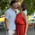 Razmenjuje nežnosti sa 18 godina mlađom ženom: Glumac godinama maštao o porodici, pa dobio sina u 46. godini: "Plakao sam od…