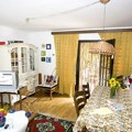 Ova bajkovita kuća na jezeru je u vlasništvu naše glumice Sagradila parče raja van Beograda: Sama brine o imanju, šije, pliva…