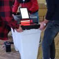 Muke na početku! Ovako izgleda nameštanje "nove tehnologije" zbog koje kasni glasanje na jednom izbornom mestu u Banjaluci…