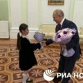 Dan koji će dugo pamtiti: Putin dočekao u Kremlju devojčicu koja nije uspela da ga vidi u Derbentu (video)