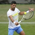 Slika koja će obeležiti vimbldon: Novak Đoković u zagrljaju prelepe teniserke, i to po kiši