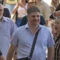 Koluviju ispred sudnice građani dočekali zvižducima, inspektora Mitića ovacijama (VIDEO)
