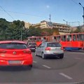 Popucala stakla tramvaja, haos na Slaviji! Pojavio se snimak nesreće, pale metalne šipke za napajanje (video)