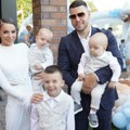 Blizanci Ivane Pavković i Petra Mitića proslavili prvi rođendan, ponosni roditelji okupili pola estrade