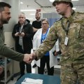 Zelenski posetio ranjene ukrajinske vojnike Odmah po dolasku u Njujork, stigao u bolnicu i uručio im medalje (Foto)