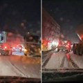 Sneg pravi haos širom Srbije! Nestaje struja, putevi blokirani - Automobili se provlače između kamiona kod Zlatibora!