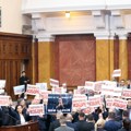 Konstituisana skupština, ali uz zvižduke i transparente: "Slika kako će srpski parlament izgledati narednih meseci"
