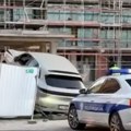 Težak incident u Beogradu! Automobil se zaleteo i probio zaštitnu ogradu u Beogradu na vodi (video)