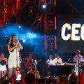 Ceca u ubitačnom miniću zapalila brdo iznad Budve! Izgleda nikad bolje, preko 10 godina ruši sopstvene rekorde