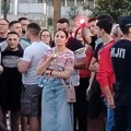 Oko 200 ekstremnih opozicionara sa Agovićem i Hamidovićem opkolili SNS u Milanovcu