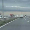 Kolona duga 10 kilometara: Zastoj od Batajnice ka Dobanovačkoj petlji zbog manje nezgode (video)