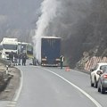 Kamion kod Čačka iznenada nestao u plamenu! Jeziva scena na putu kroz Ovčarsko-kablarsku klisuru