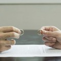 Razvodi traju godinama: Žene "zarobljene u braku" dobijaju decu sa novim partnerima, a ocem se smatra zakoniti muž