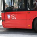 "Razbijena joj je brada, svi zubi izbijeni": U Zemunu autobus vukao ženu nakon što je ostala zaglavljena na vratima