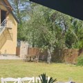 Voditeljki umro muž u 37. godini i više se nije udavala. Kupila kuću na selu, sadi paradajz, a komšije je hvale: "Prizemna…