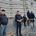 Vučićevi kriminalci napali Verana Matića ispred Skupštine Srbije