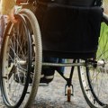 Samo dan nakon tragične nesreće: Snimljen čovek u invalidskim kolicima koji prosi u prometnoj ulici