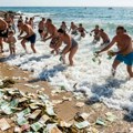 Neverica na plaži! Talasi izbacili vreće sa 700.000 evra – LJudi kao poludeli uskali u more da skupljaju pare