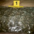 Bežao od policije, usput bacio paket sa kilogramom marihuane