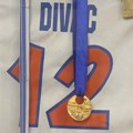 Vlade Divac poklonio zlatnu medalju iz 1991. godine prijepoljskom muzeju (VIDEO)