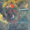 Padao sa 12 metara visine: Dečaku se otkačio pojas na ziplajnu (video)