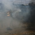 VIDEO Haos u Hagu: Automobili u plamenu, prodavnice opljačkane, policija bacila suzavac