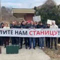 Meštani Čortanovaca održali protest ispred Opštine Inđija zbog železničke stanice