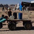 Deca u Gazi skupljaju vodu i hranu i do osam sati dnevno; Većini Izraelaca bitniji povratak talaca od nastavka rata