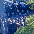 Nastavlja se haos u Splitu! Torcida krenula na policiju, grad pretvoren u ratnu zonu - uhapšeno preko 160 osoba!