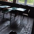 Poput prirodne katastrofe: Osnovci iz škole u Međi hitno izmešteni zbog straha od urušavanja krova –VIDEO