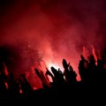 VIDEO Novi snimak tuče „delija“ i „grobara“: Kafić uništen, letele stolice, „sevale“ baklje i palice