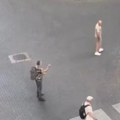 VIDEO: Muškarac sa nožem u ruci vređa prolaznike u Železničkoj ulici