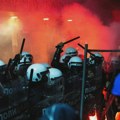 AP: Haos u Novom Sadu izazvala policija, ispaljivala je suzavac i jurišala na mirne demonstrante