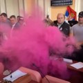 Napeto u Zaječaru: Dimna bomba u skupštinskoj sali, kordon ispred ulaza