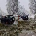 Zaglavljeni automobili kod grada u Srbiji: Sneg i kiša napravili potpuni haos (Video)
