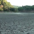 Presušilo jezero u Srbiji, mnogi ne veruju da je ova slika stvarna! Zemlja suva, puca, uginulo hiljade riba!
