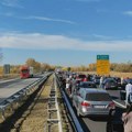 (VIDEO) Građani izašli iz vozila, na auto-putu odali poštu stradalima u padu nadstrešnice
