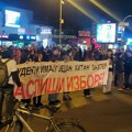 Od Banovine do policije: Protestna kolona građana u Novom Sadu ostavila krvave šake kao znak protesta