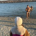 Aleksa Balašević u ruci drži časni krst: Plivao u ledenoj vodi, na obali ga čekala mala Vera (foto)