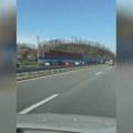 Узнемирујуће сцене на ауто-путу: Нестрпљиви возачи кренули да возе у супротном смеру ВИДЕО
