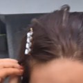 На тротоару седи и заврће хаљину Ана Николић се овако снимала усред дана: На ногама чипкане чарапе, а лице сакрила огромним…