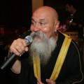 Evo zašto je čuveni Luis uvek nosio haljine Umro je pre 15 godina, a iza vanvremenskog glasa krila se velika bol za koju malo…