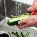 Ne bacajte gorak krastavac: Uradite samo ovo pre sečenja i gorčina će nestati!