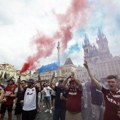 VIDEO Potpuni haos u Pragu: Tuča huligana pred finale Lige konferencija, goreo pab, letele stolice…