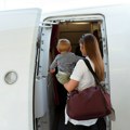 Novi ugao drame iz aviona na beogradskom aerodromu: Muškarca svi optuživali da je udario ženu sa malim detetom u naručju…