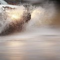 Stravično nevreme razara Sloveniju: Voda poplavila puteve, voz iskočio iz šina, lavina kamenja zatrpala autobus