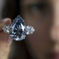 FOTO: Plavi dijamant od 44 miliona dolara najskuplji dragulj prodat ove godine