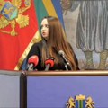 Poslanica iz crnogorske skupštine držala govor, a onda se čuli pucnji! Njena reakcija je postala hit na mrežama (video)