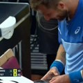 Pa, ovo JE hit: Novakovom rivalu zvonio telefon usred meča, on otrčao da se javi! Video